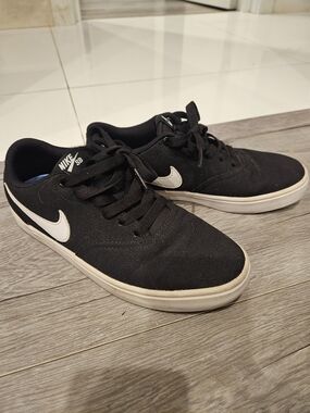 Nike Men’s Black Sneakers with White Swoosh